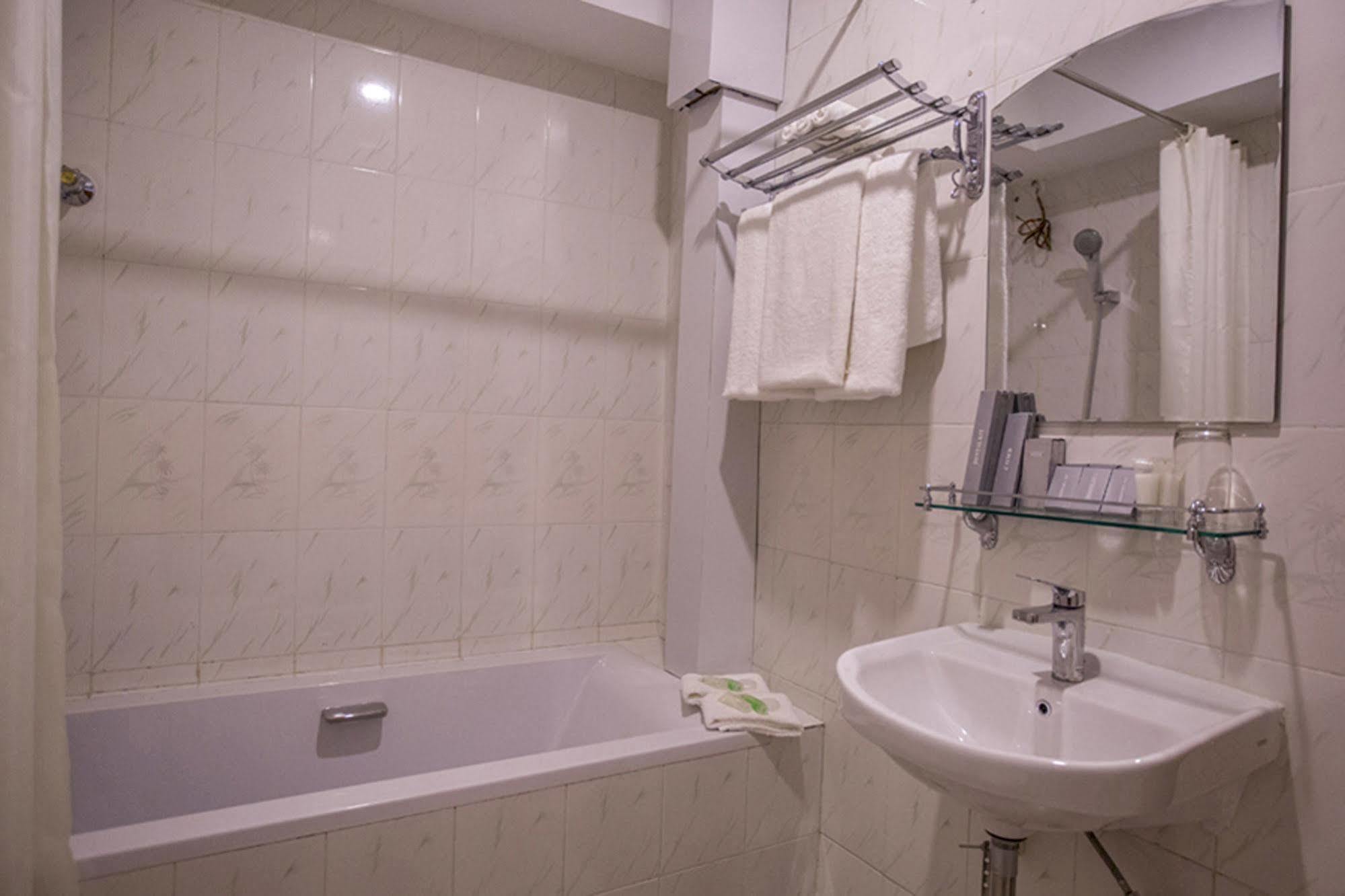 Mandalay Karaweik Mobile Hotel Zewnętrze zdjęcie